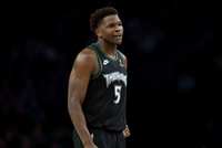 打得很轻松！爱德华兹半场8投3中 得到9分3板2助1断1帽