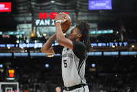 马刺主帅：卡斯尔意志顽强 若他说自己伤得很重你根本不需要问