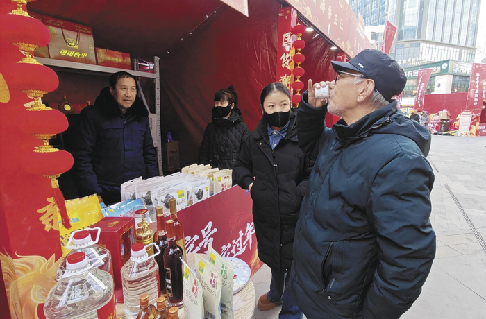 市民品尝青海特色青稞酒。        谭梅 摄