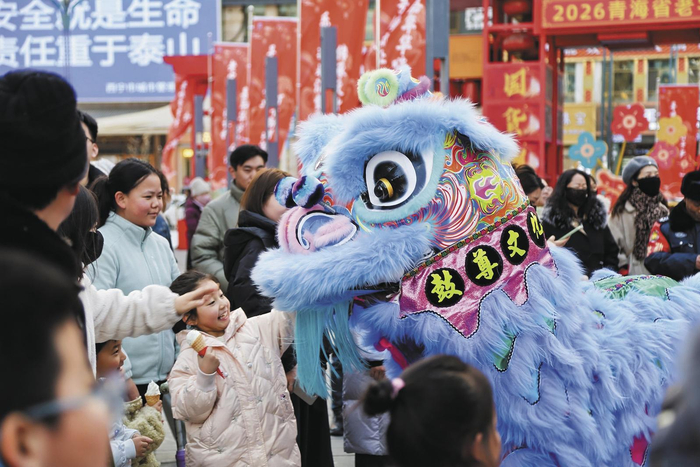现场非遗民俗表演互动。        西宁唐道商业运营管理有限公司供图