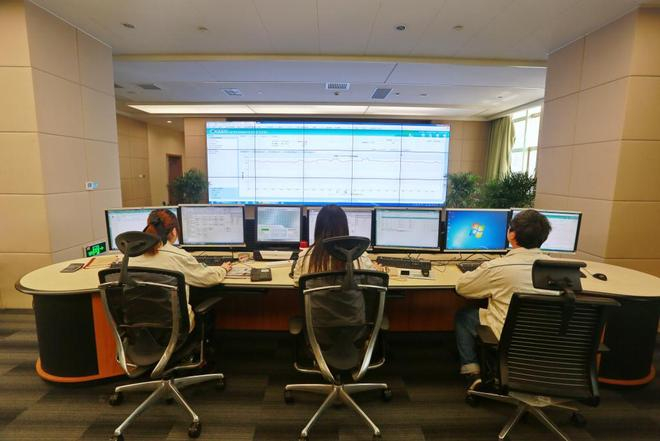 虚拟电厂管理中心执行虚拟电厂调度任务并全程监控。图片来源：国网上海电力
