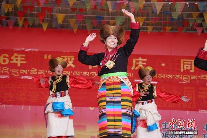  图为文艺演出现场。伦珠泽仁 摄 