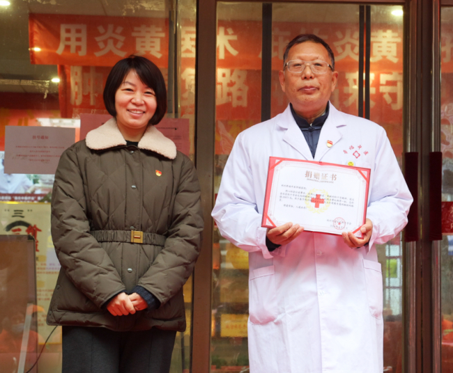 ▲王倩书记向袁希福颁发证书