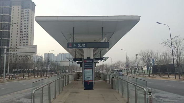 西咸智轨斗门站，一侧已拉起围栏 图源：受访者