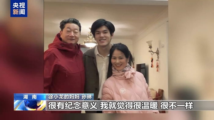 　　△父母收到儿子带校标的羽绒服