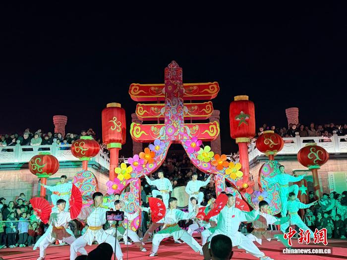 　　少年武者表演武术。任丽娜 摄