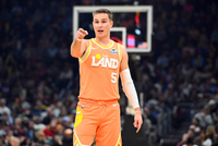 雨一直下！梅里尔再中2记三分 飙中9记三分轰32分创个人生涯新高