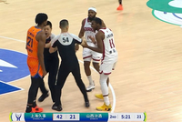 火气不小！怀特塞德盖帽后抢板与迪亚洛碰撞差点冲突 双方吃T