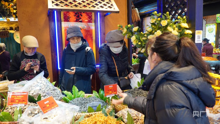 顾客正在选购年货（央广网记者  魏文青  摄）