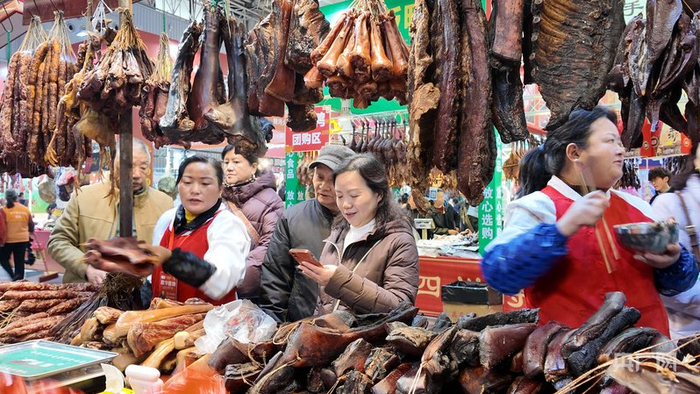 市民们正在选购腊肉腊肠（央广网记者  昌思荣  摄）