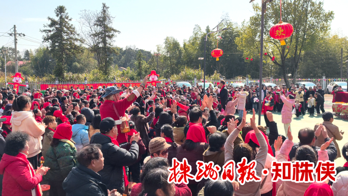 官塘村“村晚”现场热闹非凡。通讯员/刘洋 供图