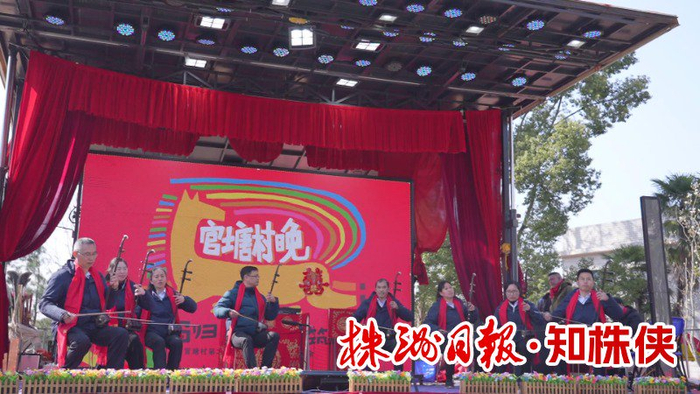 官塘村村民表演节目。通讯员/田婧杨 廖婕 供图