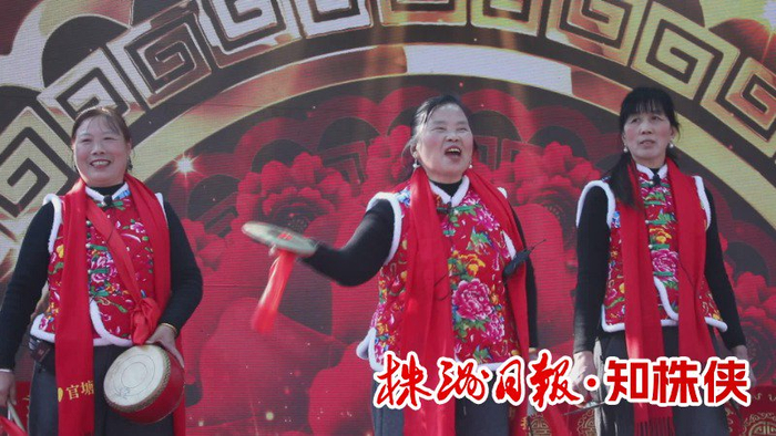 官塘村村民表演节目。通讯员/田婧杨 廖婕 供图