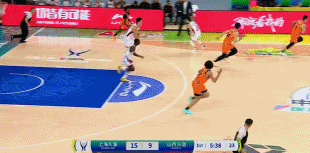 菜！王哲林空篮不中 随后造成杀伤但两罚全丢