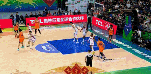 先拔头筹！上海外线开火连中2记三分 占据场上主动