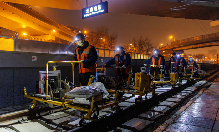 工人们推动打磨机前往现场。