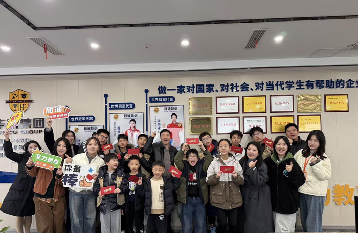 （图为：张跃波教授与学员及A级外训导师合影）