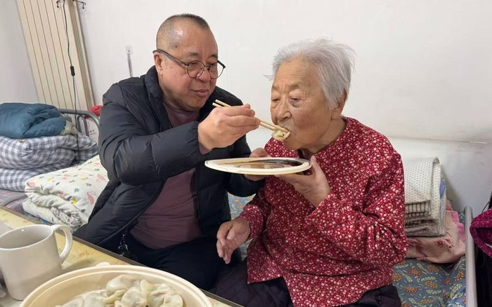 陈时田给老人送饺子。新京报记者 耿子叶 摄
