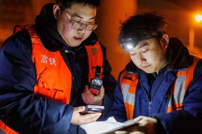 工人在作业前再次确认作业内容。