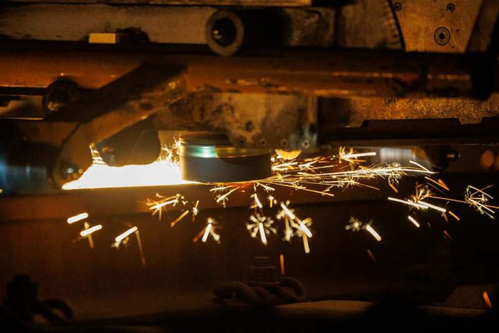 打磨机与铁轨接触点溅起火花。