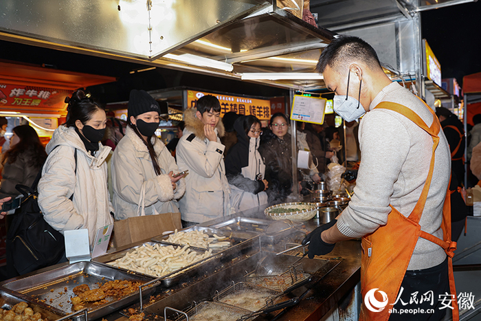 摊位前聚集的食客。人民网记者 张俊摄