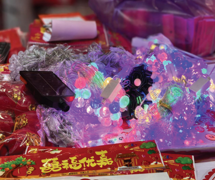 　　图为店铺里摆放的插电款和太阳能款彩灯。