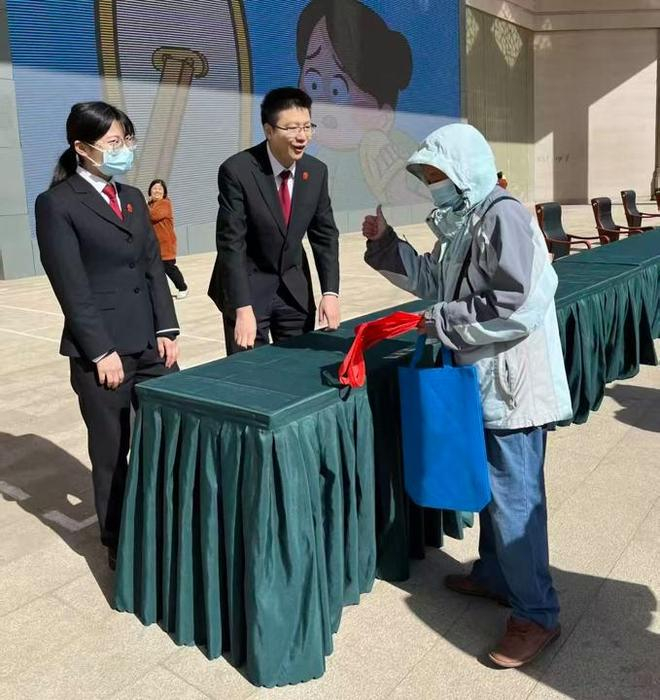 郑吉喆法官在做普法宣传。 受访者供图