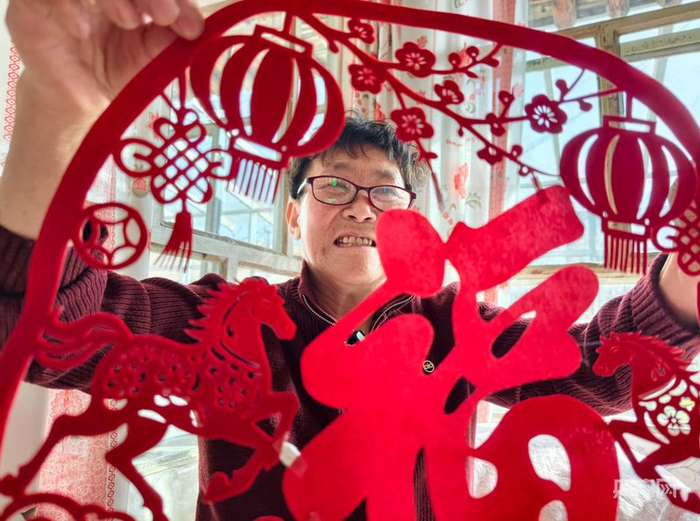 薛丰珍为马年创作的作品（央广网记者  张海东  摄）