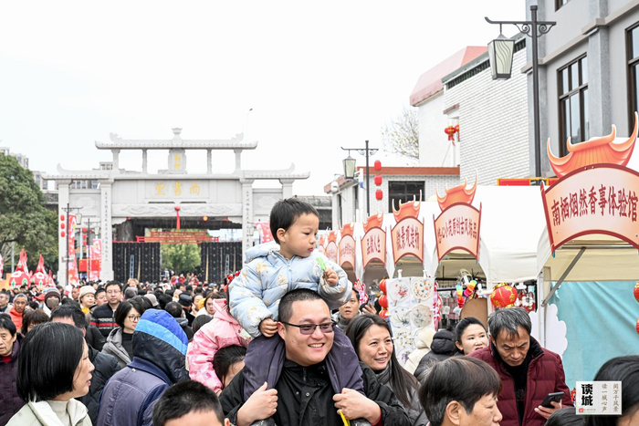 　　螺洲古镇市民高兴的带着小朋友来逛街 记者 石美祥 摄