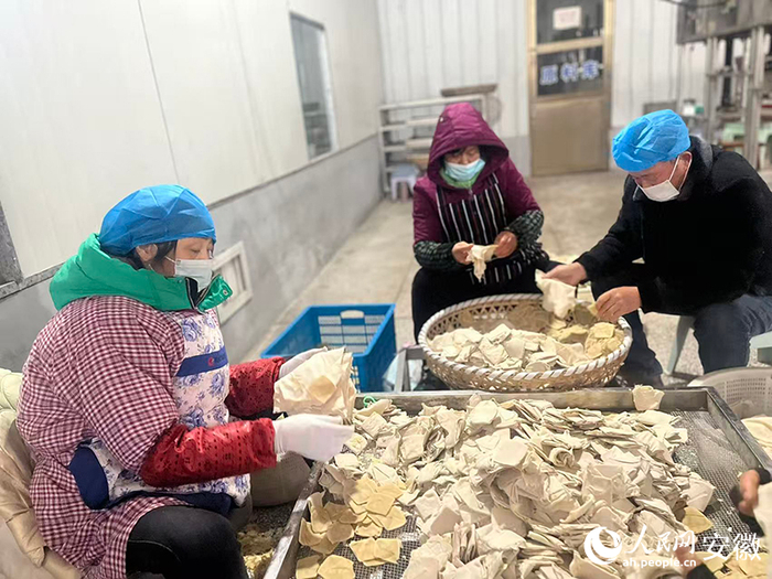 狸桥麻油茶干工坊吸纳当地村民就业。人民网记者 张磊摄