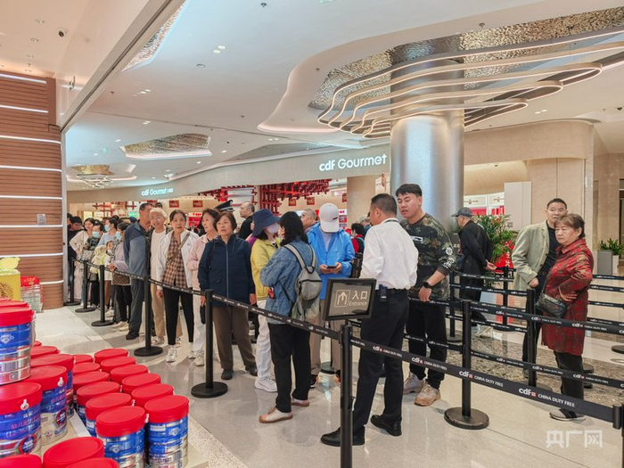 等待入店选购的消费者(央广网记者 蔡文娟 摄)