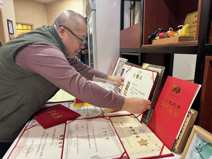 陈时田收到的各种奖励和证书。新京报记者 耿子叶 摄