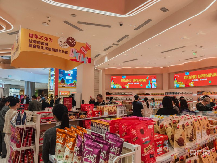 货架上琳琅满目的免税商品(央广网记者 蔡文娟 摄)