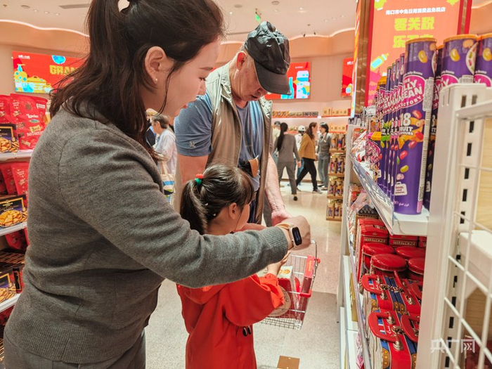 销售人员帮助顾客选购(央广网记者 蔡文娟 摄)