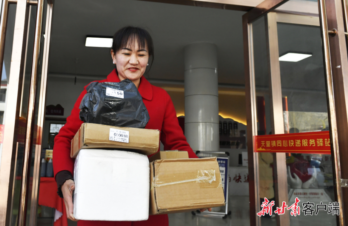 前来取快递的人们。新甘肃·甘肃日报记者 裴强 摄