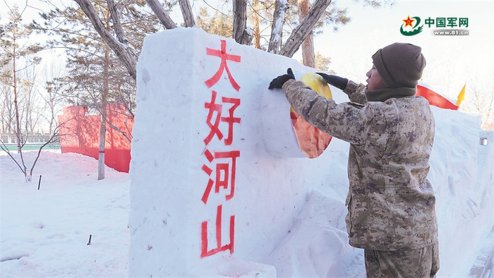 　　战士精心装饰雪塑。