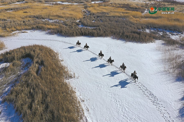 　　连队官兵骑马巡边。