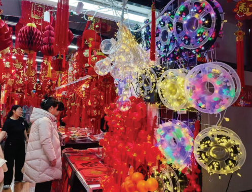 　　图为各式各样的彩灯整齐挂在店铺醒目位置。