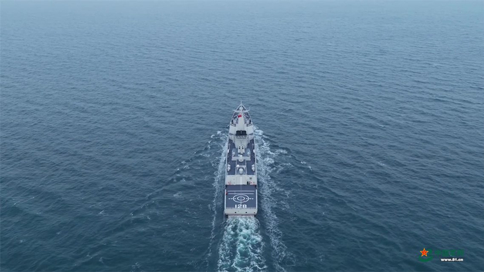 甘孜舰在海上航行。孟龙 摄