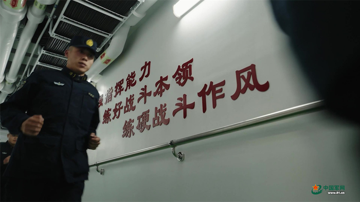 官兵奔赴战位。孟龙 摄