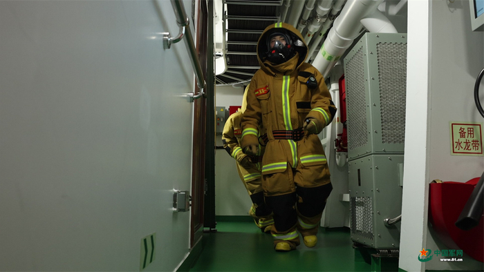 进行损害管制训练。孟龙 摄