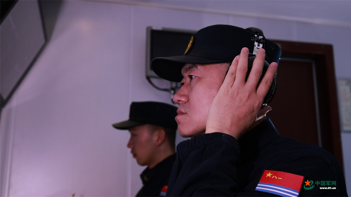 官兵听音识别“敌”潜艇目标。刘渊博 摄