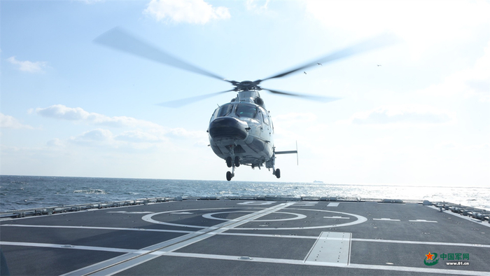 进行直升机起降训练。孟龙 摄