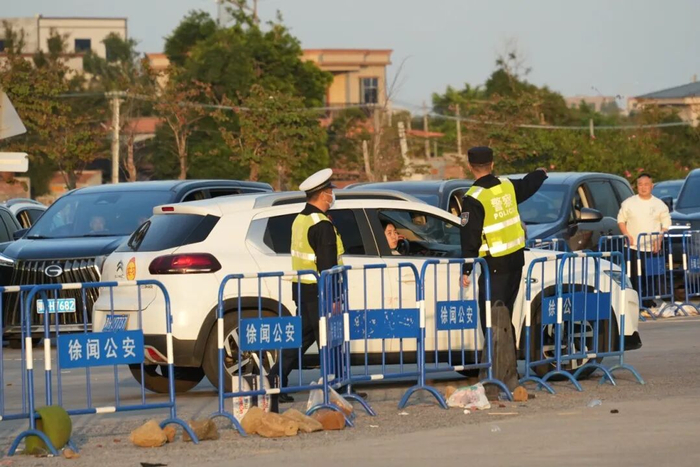 每几百米就有一个党员先锋岗护航旅客归途。陈欢 摄