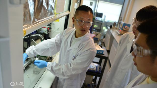 李俊与学生在实验室。徐瑞哲 摄