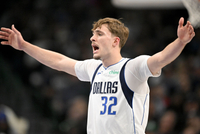 杰伦·布朗：弗拉格赢得了我的尊重 他对阵我们用各种抛投砍30分