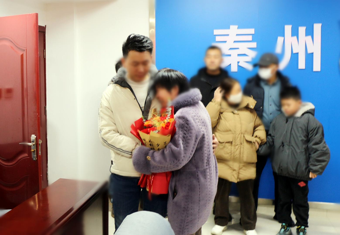 ▲岳某与亲生母亲紧紧相拥，泣不成声