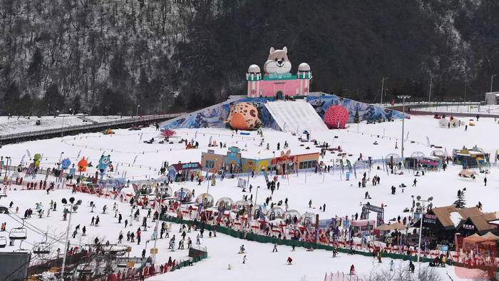 西岭雪山景区滑雪场内已有不少人来体验滑雪。