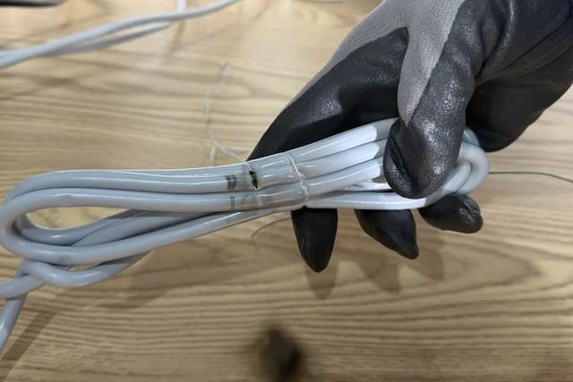 被捆扎的电线外皮已烧焦。图源：南京消防 