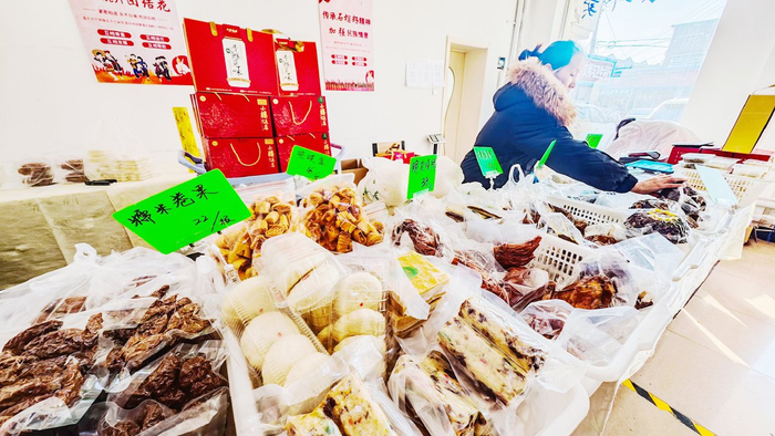 　　小楼饭店年货大集上的年货琳琅满目，深受顾客喜爱。记者 常鸣/摄